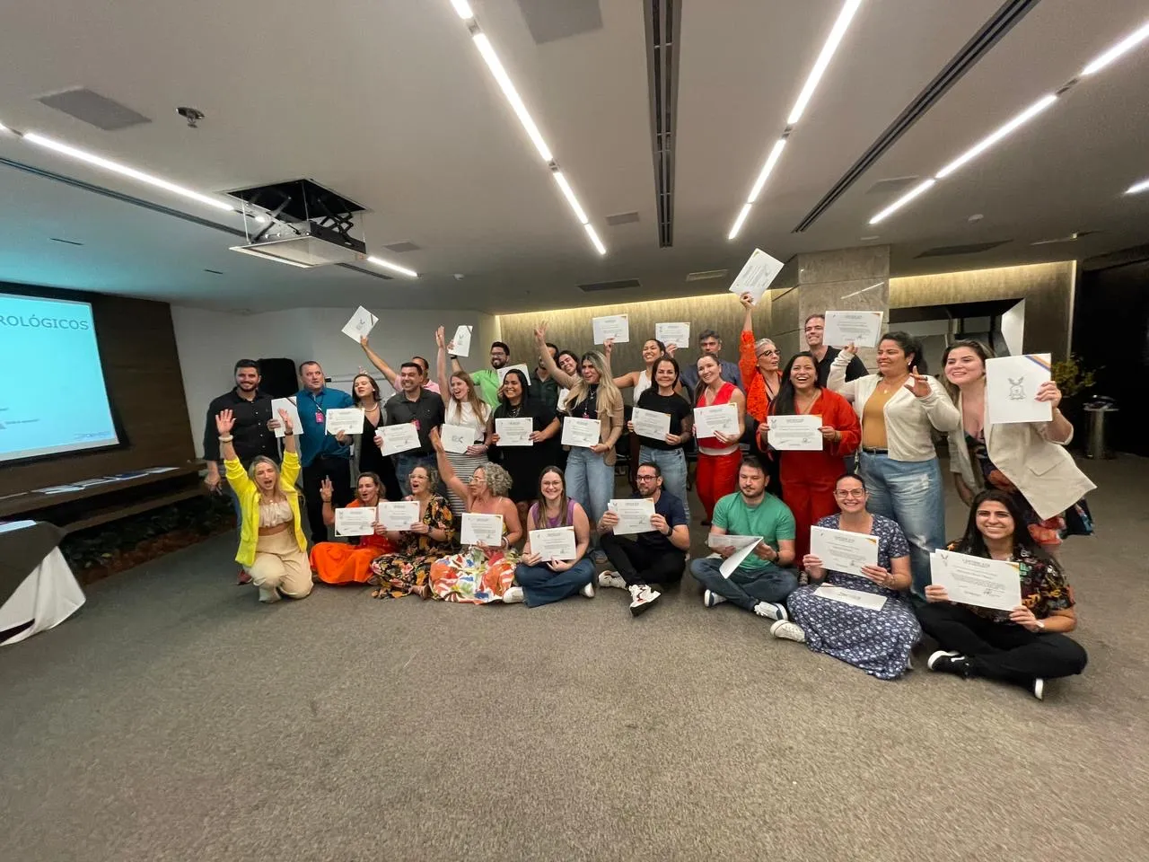 Turma com certificados ao fim de um treinamento