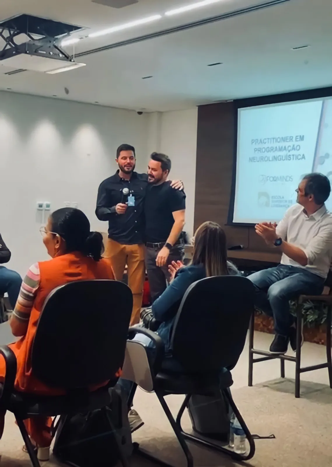 Fernando Tessaro Júnior em atividade com um grupo de treinamento