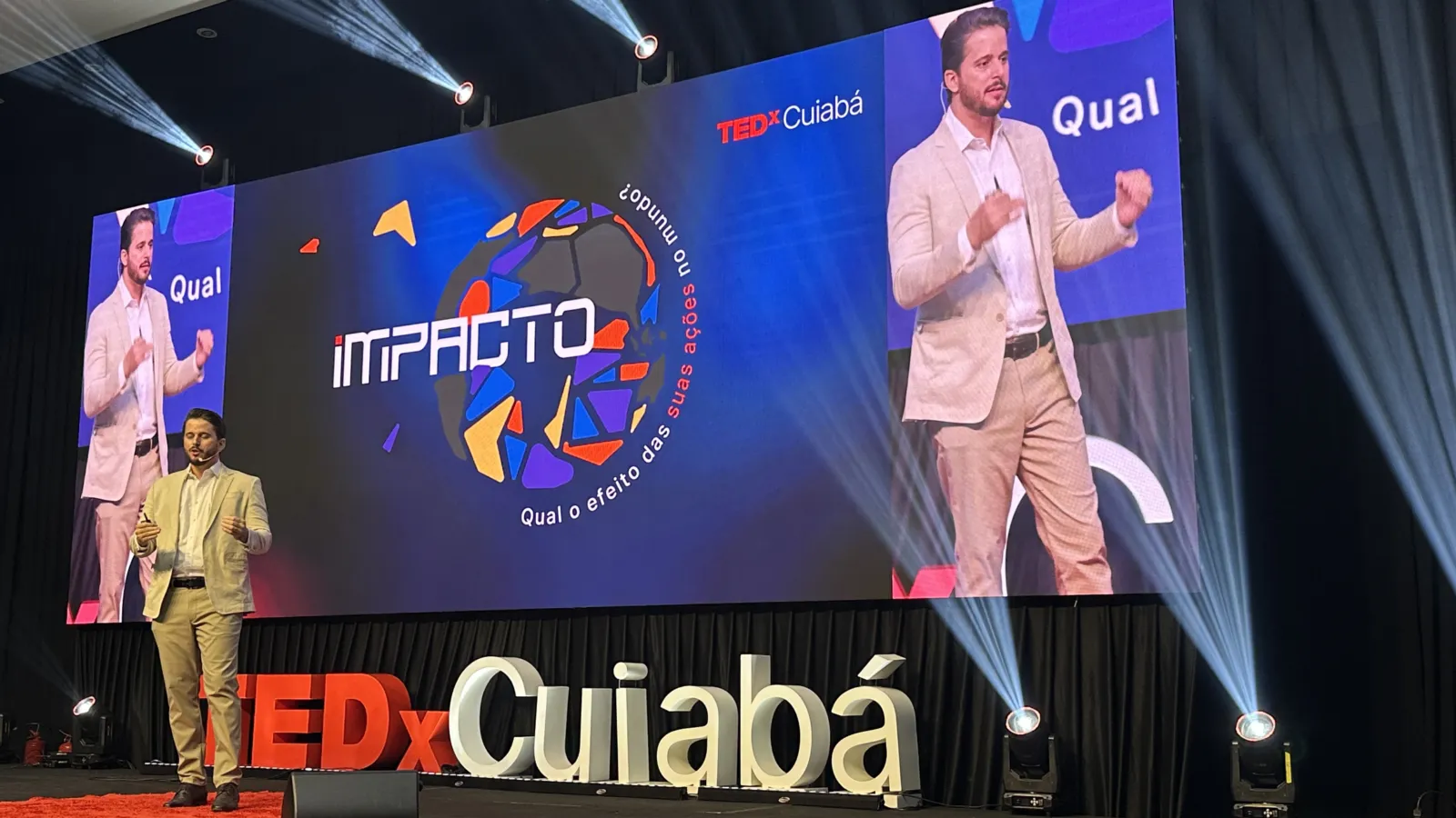 Fernando Tessaro Júnior no palco do TEDx Cuiabá