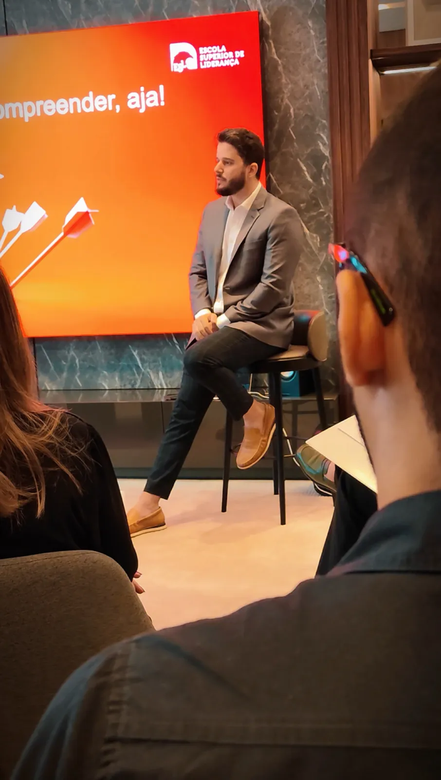 Fernando Tessaro Júnior em conversa no palco