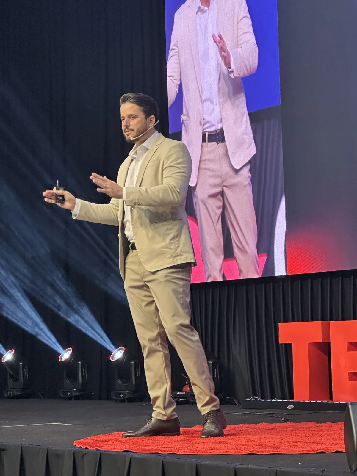 Fernando Tessaro Júnior palestrando no palco do TEDx